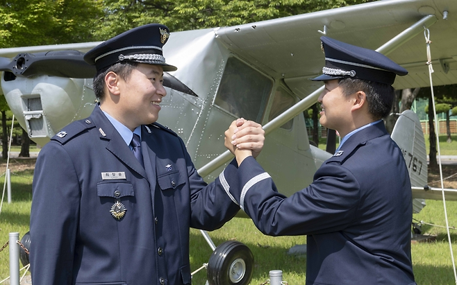 최창윤 소위(왼쪽)와 나승일 소위. [사진 = 공군]
