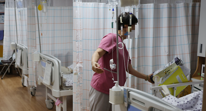 서울의 한 요양병원에서 요양보호사가 병실을 둘러보고 있다. 사진과 기사는 관련 없음. [이승환 기자]