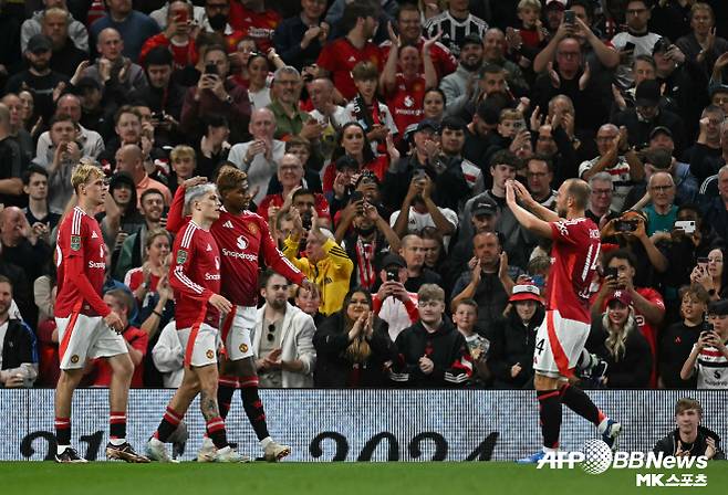 에릭센은 “맨유 팬들은 우릴 끝까지 지지해 주셨다”며 “이런 시즌에도 등을 돌리지 않은 팬들에게 감사하다”고 말했다. 이어 “선수들은 언제 어디서나 응원을 아끼지 않는 팬들을 잊어선 안 된다. 다음 시즌엔 훨씬 더 좋은 성과를 내야 한다. 나도 항상 맨유를 응원할 것”이라고 했다. 사진=AFPBBNews=News1