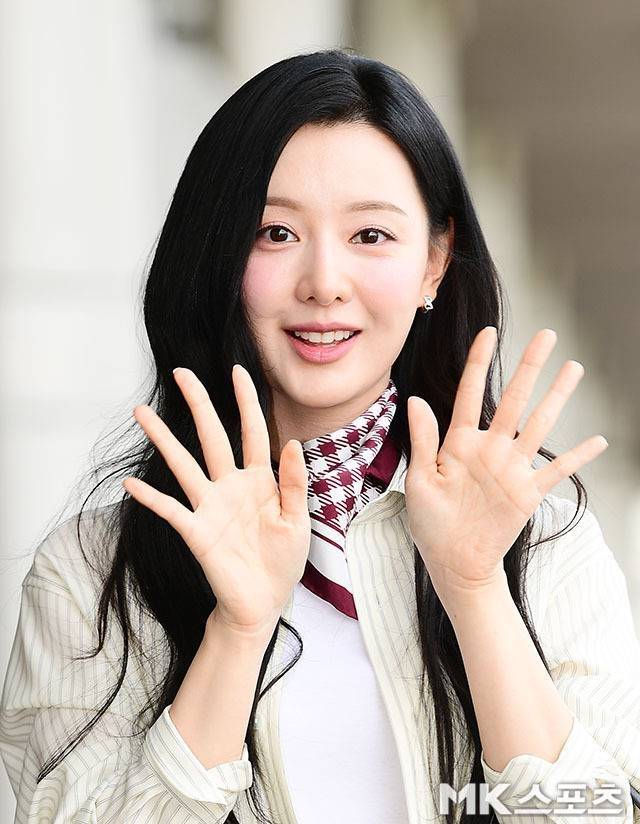 긴 흑발 웨이브와 함께 빛나는 피부, 그리고 자연스러운 표정은 그 자체로 김지원만의 분위기를 완성했고,공항을 찾은 팬들과 취재진의 이목을 단숨에 사로잡았다. 사진=김영구 기자