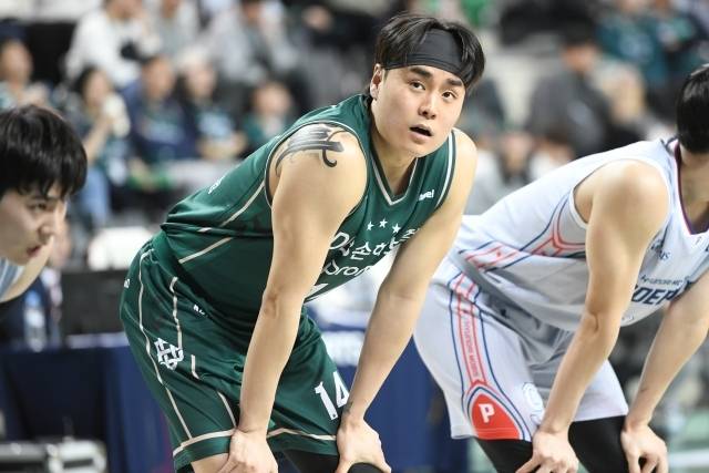 김훈은 계약 기간 3년, 보수 총액 1억 1000만원에 계약했다. 그는 2024-25시즌 19경기 출전, 평균 8분 34초 동안 2.3점 1.3리바운드를 기록했다. 사진=KBL 제공