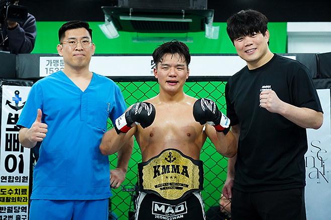 왼쪽부터 뽀빠이연합의원 김성배 대표원장, 2025년 5월 초대 KMMA 슈퍼라이트급 챔피언으로 등극한 이현우, KMMA 김대환 공동대표. 사진=스탠다드앤드프로그레스 스포츠에이전시 제공