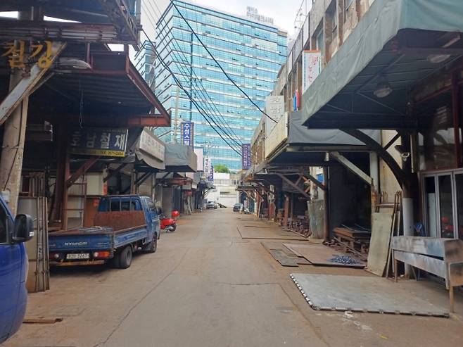 지난 25일 오전 서울 영등포구 문래동 철공소 골목. 대체로 한가한 모습이지만 곳곳에선 철을 깎고 자재를 옮기는 등 분주하게 일하고 있었다. /사진=오석진 기자.