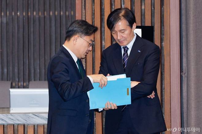 (서울=뉴스1) 안은나 기자 = 조국 조국혁신당 대표가 2일 오후 서울 여의도 국회 본회의장에서 신장식 의원과 대화하고 있다. 2024.12.2/뉴스1  Copyright (C) 뉴스1. All rights reserved. 무단 전재 및 재배포,  AI학습 이용 금지. /사진=(서울=뉴스1) 안은나 기자