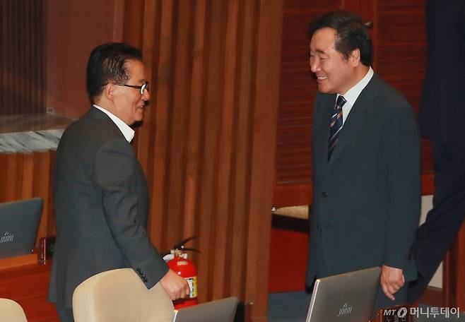 이낙연 국무총리가 15일 오후 서울 여의도 국회에서 열린 본회의에 참석해 추경 관련 정부 시정연설에 앞서 민주평화당 박지원 의원과 대화를 하고 있다. /사진=이동훈 기자 /사진=이동훈 기자 photoguy@