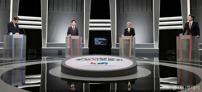 지난 23일 서울 영등포구 KBS본관 스튜디오에서 열린 중앙선거방송토론위원회 주관 제21대 대통령선거 2차 후보자 토론회 시작에 앞서 각 정당 대선후보들이 토론 준비를 하고 있다. 왼쪽부터 이재명 더불어민주당, 김문수 국민의힘, 권영국 민주노동당, 이준석 개혁신당 대선후보. /사진=뉴시스