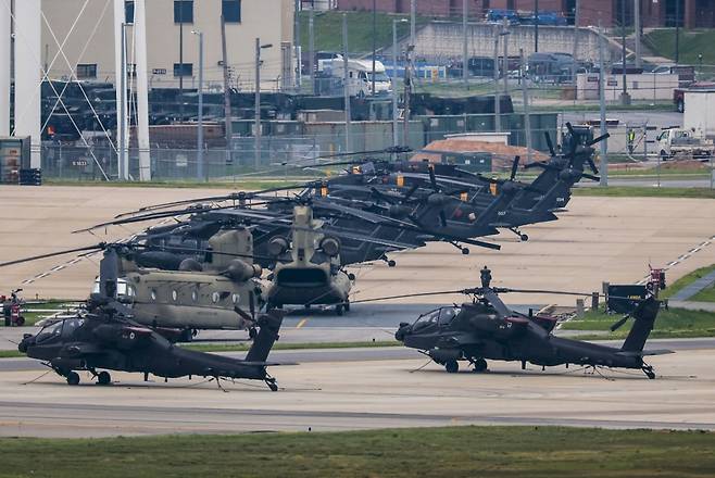 [평택=뉴시스] 정병혁 기자 = 23일 경기 평택시 캠프 험프리스에 주한미군 아파치 헬기와 시누크 헬기가 세워져 있다. 2025.05.23.