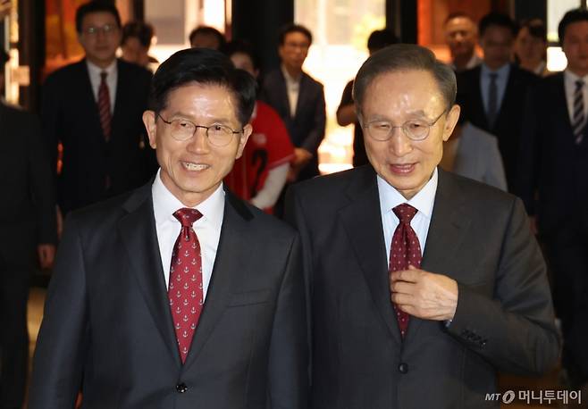 [서울=뉴시스] 고승민 기자 = 김문수 국민의힘 대선 후보와 이명박 전 대통령이 27일 서울 여의도 켄싱턴 호텔 로비에서 만나 오찬장으로 향하고 있다. 2025.05.27. kkssmm99@newsis.com /사진=고승민