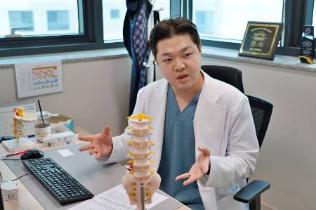 서울세계로병원 척추센터 변찬웅 원장이 서울 송파구에 위치한 자신의 진료실에서 파도타기 척수병증에 대해 설명하고 있다./사진=서울세계로병원