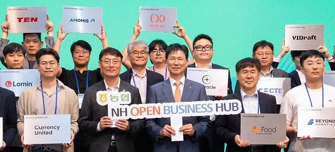 22일 서울 용산구 피스앤파크 컨벤션에서 강태영 NH농협은행장(앞줄 가운데), 최운재 디지털전략사업부문 부행장(앞줄 왼쪽 두번째) 및 참여 스타트업 대표 등 관계자들이 기념촬영을 하고 있다./사진=NH농협