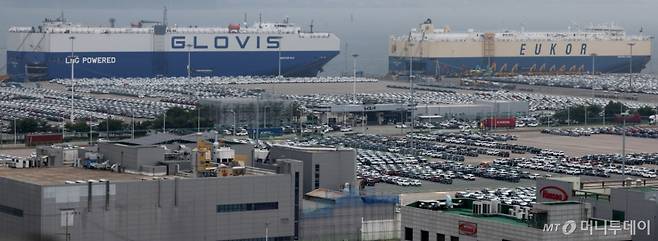 [평택=뉴시스] 추상철 기자 = 22일 오후 경기 평택항 자동차 전용부두에 수출 차량이 세워져 있다. 미국 관세 폭탄 여파로 이달 1일부터 20일까지 대미 수출이 15% 가까이 급감한 것으로 나타났다. 특히 25%의 관세가 부과된 자동차, 부품, 철강 등이 큰 폭으로 감소했다. 2025.05.22. scchoo@newsis.com /사진=추상철