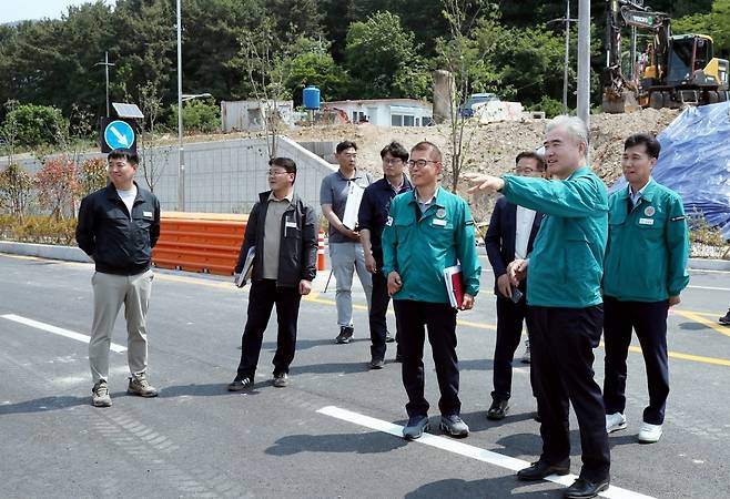 조명래 창원특례시 제2부시장(오른쪽에서 2번째)이 자은3지구~풍호동 간 도로를 점검하고 있다./사진제공=창원특례시
