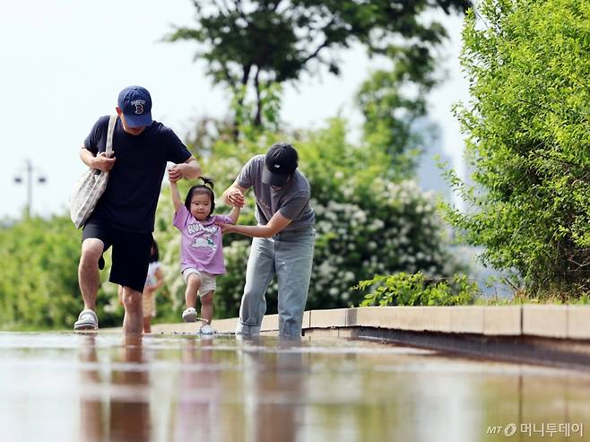 (서울=뉴스1) 황기선 기자 = 여름 문턱에 들어선다는 절기상 '소만(小滿)'인 21일 오후 서울 영등포구 여의도 한강공원에서 시민들이 그늘 아래서 더위를 식히고 있다. 기상청에 따르면 이날 오전 5시 53분 기준 서울의 아침 최저기온은 23도를 기록했다. 이는 1907년 근대 기상관측이 시작된 이후 5월 일 최저기온 중 가장 높은 수치다. 낮 기온은 19~31도다. 2025.5.21/뉴스1 Copyright (C) 뉴스1. All rights reserved. 무단 전재 및 재배포, AI학습 이용 금지. /사진=(서울=뉴스1) 황기선 기자