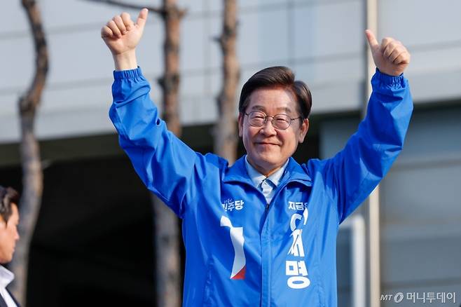 이재명 더불어민주당 대통령 후보가 26일 오후 경기 남양주시 평내호평역 광장을 찾아 유세를 마친 뒤 인사하고 있다./사진=(남양주=뉴스1) 안은나 기자