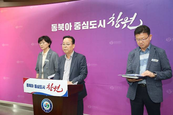 이종근 창원시 교통건설국장(사진 중앙) 등 창원시 관계자들이 버스파업 대비 비상 수송 대책안을 브리핑하고 있다./사진=창원시