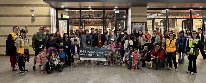 평택시국제교류재단 '평택리빙101' 프로그램 진행 모습. 평택시는 주한미군 가족과 외국인 주민의 지역사회 정착을 지원하고, 나아가 다문화 기반의 지역 활성화를 도모하기 위한 프로그램인 '평택리빙101 생활정보교육 및 체험학습'을 2022년부터 지속적으로 운영해 오고 있다. /사진제공=평택시국제교류재단