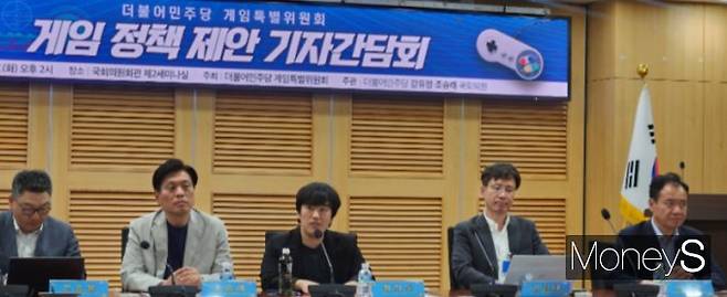 황희두 더불어민주당 게임특별위원회 위원장이 27일 국회 의원회관 제2세미나실 '게임 정책 제안 기자간담회'에서 발언하고 있다. /사진=양진원 기자
