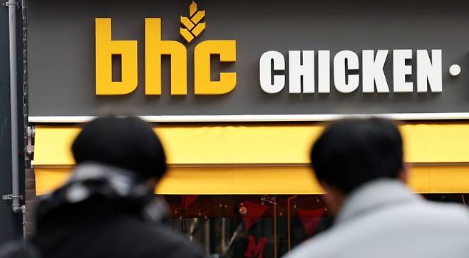 다이닝브랜즈그룹 bhc치킨이 6월 초부터 국내 치킨 프랜차이즈 최초로 자율가격제를 시행한다. /사진=뉴스1