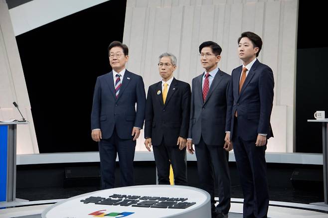 이준석 개혁신당 대통령 후보가 이재명 더불어민주당 후보를 향해 "지난 토론에서 언급한 루카스 자이제(Lucas Zeise)가 독일 공산당 기관지 편집장을 지낸 분이던데 자신의 호텔경제학 방어를 위해 공산주의 철학으로 국민을 가르치려 든 것이냐"고 몰아붙였다.사진은 27일 오후 서울 마포구 상암동 MBC 스튜디오에서 열린 중앙선거방송토론위원회 주관 제21대 대통령선거 3차 후보자토론회 시작에 앞서 각 정당 대선후보들이 기념촬영을 하는 모습. /사진=뉴시스