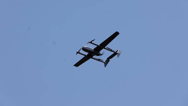 수직이착륙 드론이 지난 22일 대청도 상공을 가로질러 응급수술용 혈액을 싣고 비행하고 있다. 국군대전병원 제공/국방일보