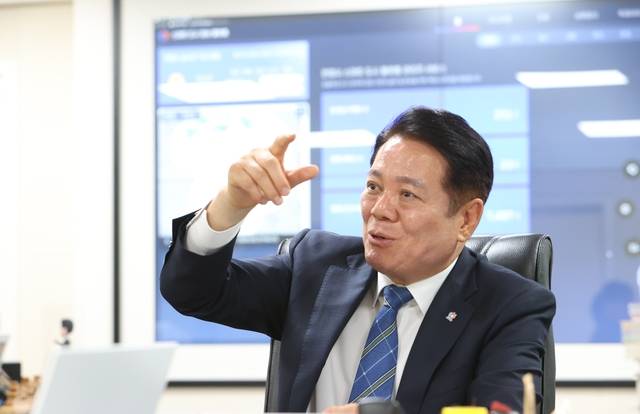 최대호 경기 안양시장이 26일 시청 집무실에서 가진 문화일보와의 인터뷰에서 민선 8기 주요 사업 추진 상황에 대해 설명하고 있다.  안양시청 제공