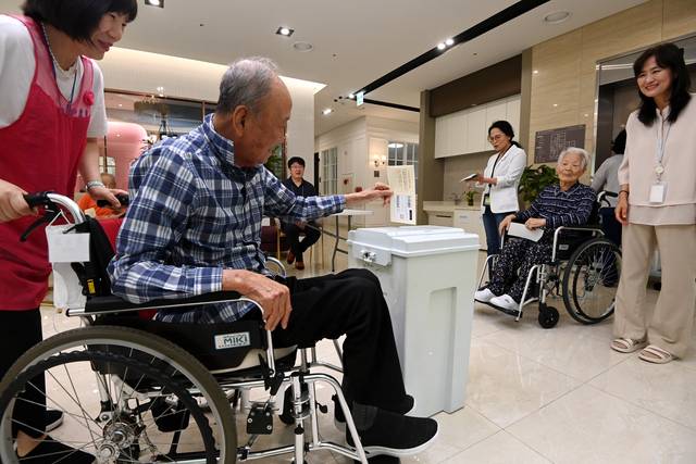 “몸 불편해도 한표” 거소투표 27일 오전 경기 수원시 권선구 사과나무요양원에서 유권자들이 거소투표를 하고 있다. 거소투표는 몸이 불편해 투표소에 갈 수 없는 선거인 등이 자신이 머무는 곳에서 투표할 수 있는 제도다.  윤성호 기자