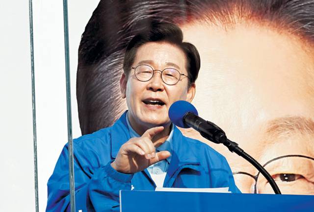 “우세” 이재명 더불어민주당 대통령 선거 후보가 26일 경기 남양주시 평내호평역 앞에서 열린 유세에서 연설을 하고 있다. 곽성호 기자