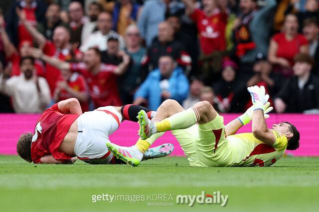 무리한 도전으로 퇴장당한 에밀리아노 마르티네스 골키퍼. /게티이미지코리아