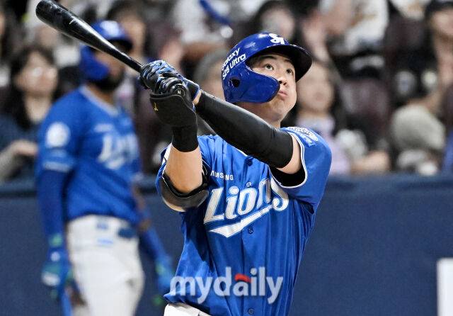 22일 오후 서울 고척돔 고척스카이돔에서 진행된 '2025 프로야구 KBO리그' 키움히어로즈와 삼성라이온즈의 경기. 삼성 구자욱이 8회초 2사 2루서 2점 홈런을 터뜨리고 있다./마이데일리