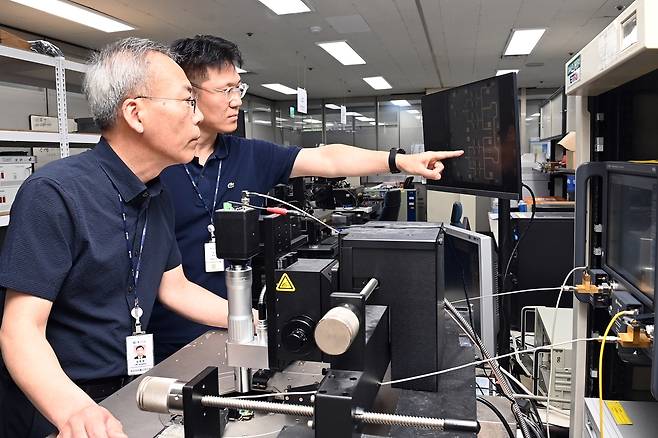 ETRI 연구진이 질화갈륨(GaN) MMIC의 회로구조를 모니터로 확인하며 분석하고 있다.[ETRI 제공]