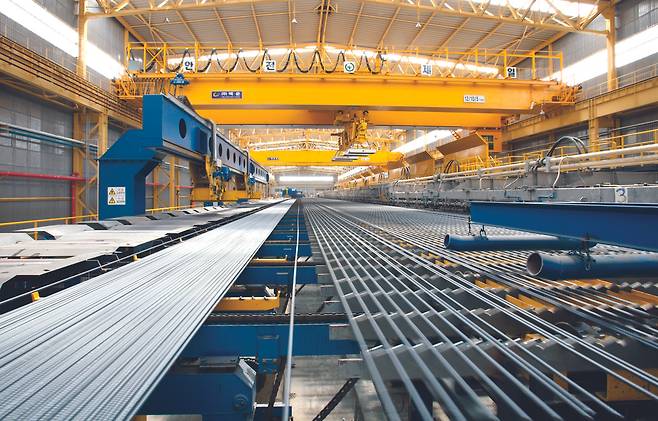 동국제강 인천공장에서 철근이 생산되는 모습 [동국제강 제공]
