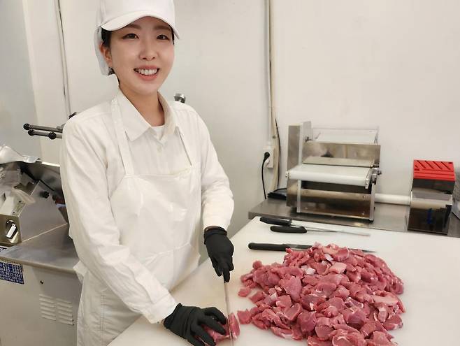 권수영 티라노축산 대표가 고기를 소분하고 있다. [쿠팡 제공]
