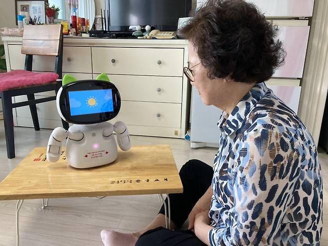 다솜이에게 오늘 날씨를 물어보는 이이순 할머니. 손인규 기자