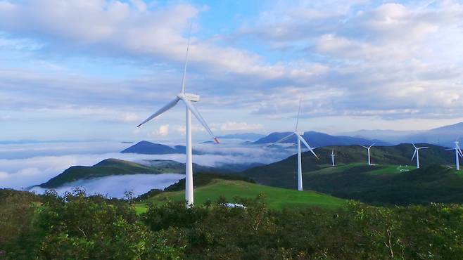 구름 위의 평창. 해무가 대관령을 넘기위해 안간힘을 쓰고 있다.[함영훈 기자]
