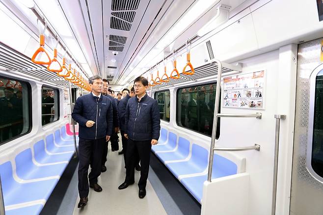 이병진 부산교통공사 사장(왼쪽)이 지하철 열차 내부를 살펴보고 있다. [부산교통공사 제공]