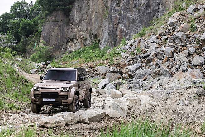 디펜터 옥타가 산악 지형을 통과하고 있다.