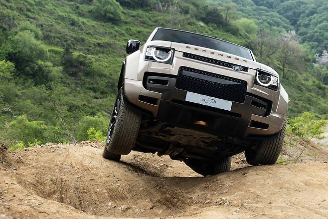 디펜더 옥타가 범프 구간을 통과하고 있다.