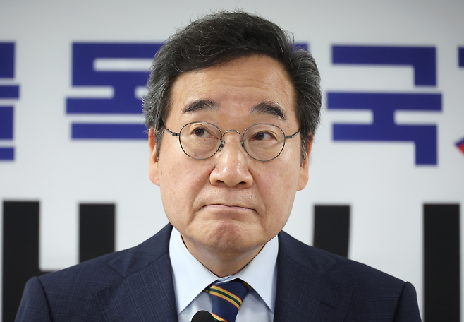 이낙연 새미래민주당 상임고문이 27일 서울 여의도 중앙당사에서 긴급 기자회견을 마친 뒤 취재진의 질문을 받고 있다. [연합]