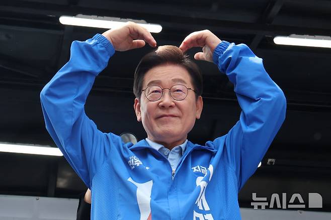 [수원=뉴시스] 조성봉 기자 = 이재명 더불어민주당 대선후보가 26일 경기 수원시 팔달문 영동시장 입구에서 열린 집중유세를 마친 뒤 시민들에게 하트를 그려 보이고 있다. (공동취재) 2025.05.26. photo@newsis.com