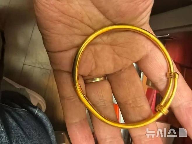 [뉴시스] 중국 저장성 사오싱시에서 장을 본 한 여성의 비닐봉지에서 무게 약 45g의 순금 팔찌가 발견됐다. 여성은 해당 팔찌의 주인인 야채가게 할머니에게 팔찌를 찾아줬다. (사진=광명망) 2025.05.26