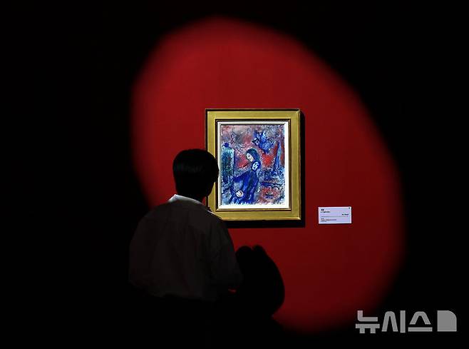 [서울=뉴시스] 이영환 기자 = 22일 서울 서초구 예술의전당 한가람미술관에서 열린 '마르크 샤갈 특별전 : 비욘드 타임' 기자간담회에서 참석자들이 전시장을 살펴보고 있다. 2025.05.22. 20hwan@newsis.com