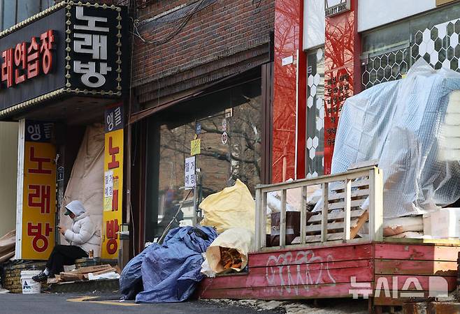 [서울=뉴시스] 황준선 기자 = 10일 서울 서대문구 이대입구역 인근 상가가 공실로 방치돼 있다. 이날 통계청에 따르면 내수 부진 등 경기 침체 영향으로 지난 1월 국내 자영업자 수가 550만명으로 전월보다 7만4000명(1.33%) 감소해 지난 2023년 1월(549만9000원) 이후 2년 만에 가장 적은 수준을 보였다. 2025.03.10. hwang@newsis.com