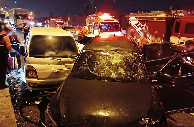 [인천=뉴시스] 27일 오전 인천 미추홀구 한 도로에서 발생한 음주 역주행 사고 현장 모습. (사진=인천소방본부 제공) 2025.05.27. photo@newsis.com *재판매 및 DB 금지