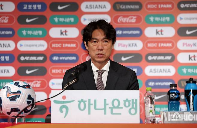 [서울=뉴시스] 이영환 기자 = 홍명보 축구대표팀 감독이 26일 오전 서울 종로구 축구회관에서 6월 A매치에 나설 대표팀 명단을 발표하고 있다. 홍명보 감독이 이끄는 축구대표팀은 오는 6월6일 이라크 바스라에서 이라크와 9차전 원정 경기를 치른 뒤 10일 서울월드컵경기장에서 쿠웨이트와 최종 10차전 홈 경기를 벌인다. 2025.05.26. 20hwan@newsis.com