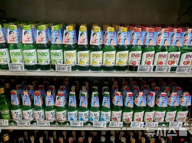 [마닐라=뉴시스] 필리핀 내 최대 규모의 슈퍼마켓 체인 중 하나인 '퓨어골드'(Puregold) 내 주류 매대에 진열돼 있는 하이트진로의 진로(JINRO) 소주 제품들. (사진= 뉴시스 DB) photo@newsis.com