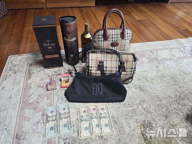 [제주=뉴시스] 제주시 체납관리단이 최근 서울과 경기 지역에 거주 중인 고액 체납자들을 대상으로 가택 수색을 벌여 제출받은 압류품 모습. (사진=제주시 제공) 2025.05.27. photo@newsis.com *재판매 및 DB 금지