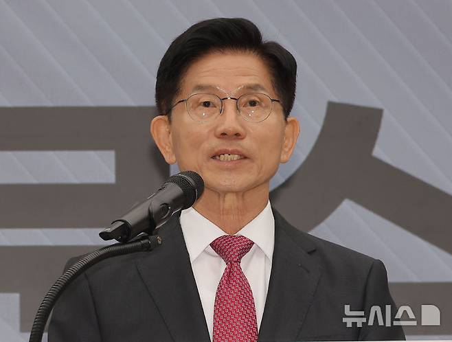 [서울=뉴시스] 고승민 기자 = 김문수 국민의힘 대선 후보가 27일 서울 여의도 국민의힘 중앙당사에서 국토 발전 관련 공약발표 기자회견을 하고 있다. (공동취재) 2025.05.27. photo@newis.com