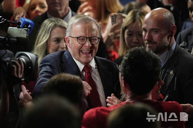 [시드니=AP/뉴시스] 3일 치러진 호주 총선에서 승리해 연임에 성공한 앤서니 앨버니지 총리가 당직자 및 당원들과 기쁨을 나누고 있다. 앨버니지 총리가 이끄는 노동당은 이날 총선에서 야당인 자유당·국민당 연합에 압승을 거뒀다. 2025.05.27.