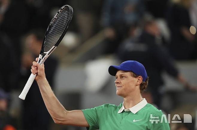 [파리=AP/뉴시스] 얀니크 신네르(1위·이탈리아)가 26일(현지 시간) 프랑스 파리 롤랑가로스에서 열린 프랑스오픈 남자 단식 1회전에서 아르튀르 린더크네시(75위·프랑스)를 꺾은 후 세리머니하고 있다. 신네르가 3-0(6-4 6-3 7-5)으로 승리하고 2회전에 올랐다. 2025.05.27.