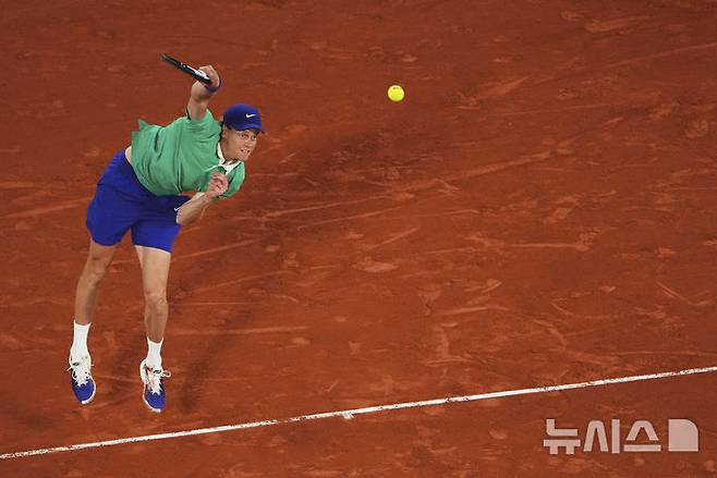 [파리=AP/뉴시스] 얀니크 신네르(1위·이탈리아)가 26일(현지 시간) 프랑스 파리 롤랑가로스에서 열린 프랑스오픈 남자 단식 1회전에서 아르튀르 린더크네시(75위·프랑스)와 경기하고 있다. 신네르가 3-0(6-4 6-3 7-5)으로 승리하고 2회전에 올랐다. 2025.05.27.
